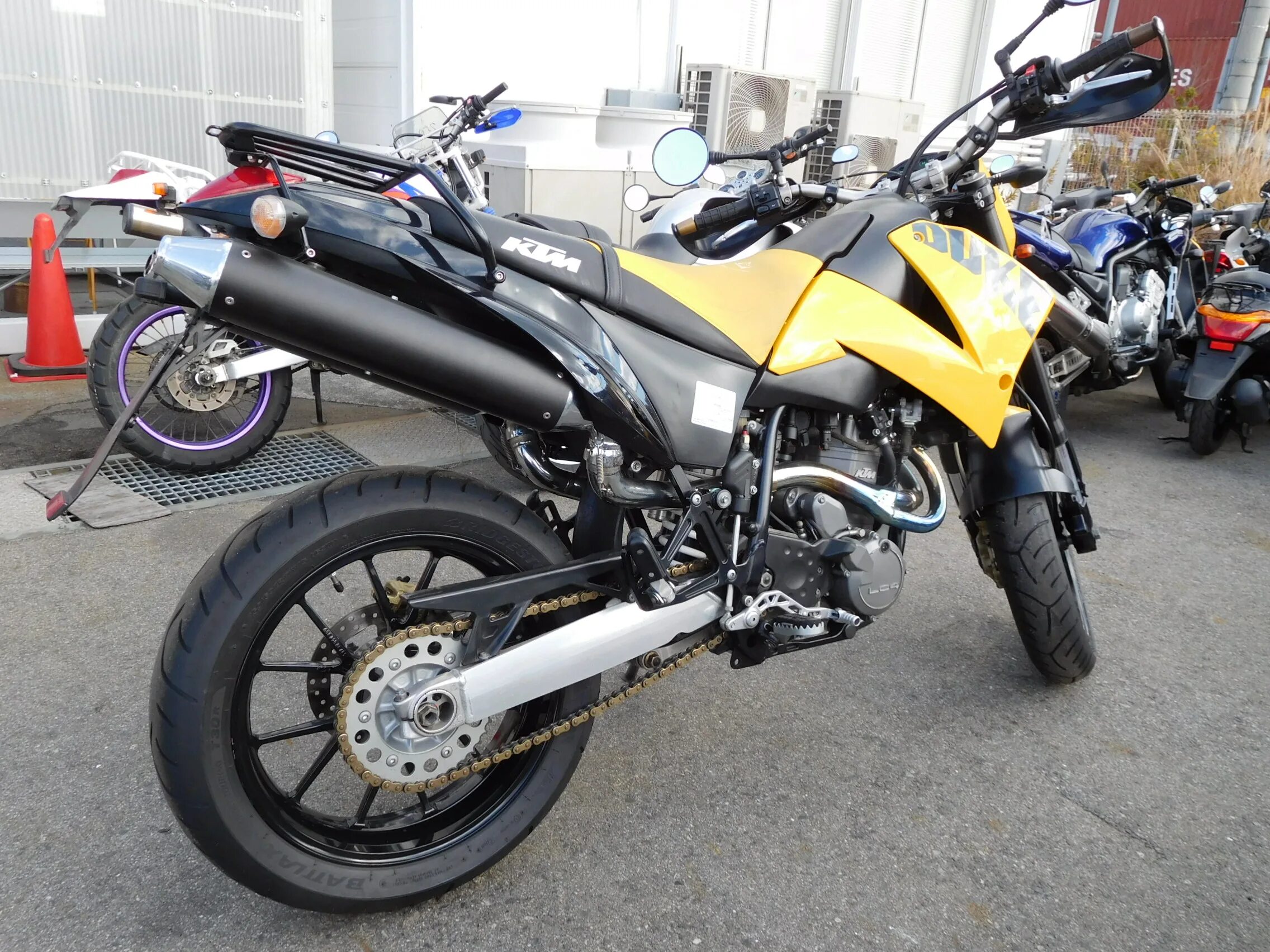 Купить мотоцикл в иркутской. KTM 640 Duke. КТМ Дюк 640. KTM 640 Duke II Yellow/Black, 2004. KTM 640 Duke Style.