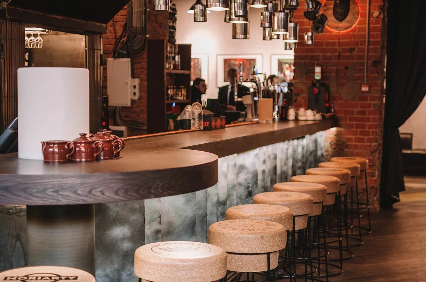 Кафе москва нижний новгород. Мориарти бар рочдельская. moriarty bar&amp;kitchen ресторан москва. мориарти трехгорная мануфактура. ресторан мориарти москва.