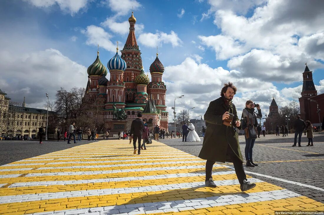 Москва фотки людей. Люди на красной площади. Фотосессия в Москве на красной площади. Люди на красной площади летом. Человек на фоне красной площади.