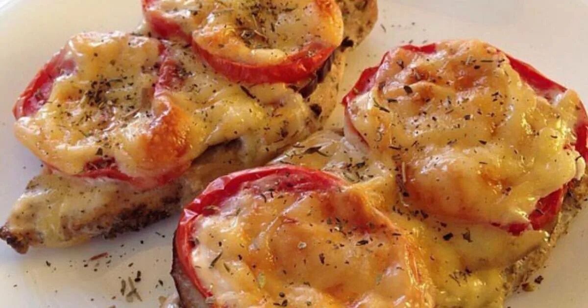 Рецепты вкусных блюд с куриным филе. Куриная грудка под шубой в духовке. куриное филе запеченное. куриное филе запеченное под шубой. филе курицы под шубой в духовке.