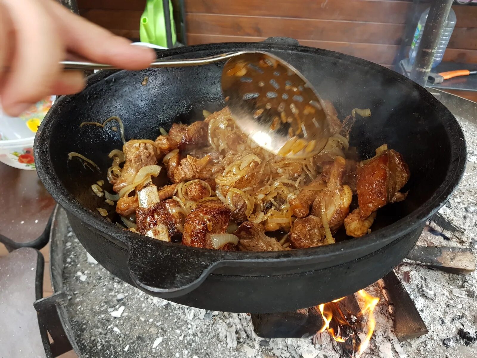 Видео приготовления в казане. Казан на костре. Блюда в казане на костре. Мясо в казане. Блюда в чугунном казане.