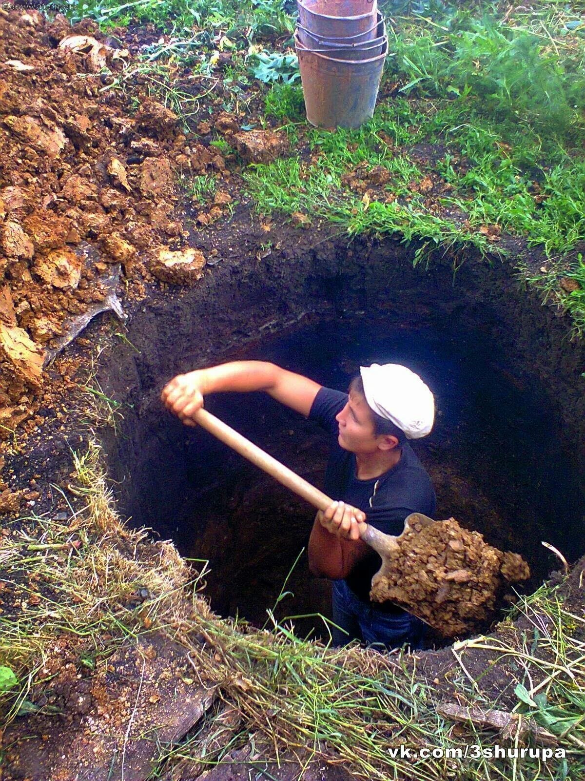 Можно ли работать в земле. Копка ям колодцев траншеи. Копание колодца. Копает яму. Ручная копка.