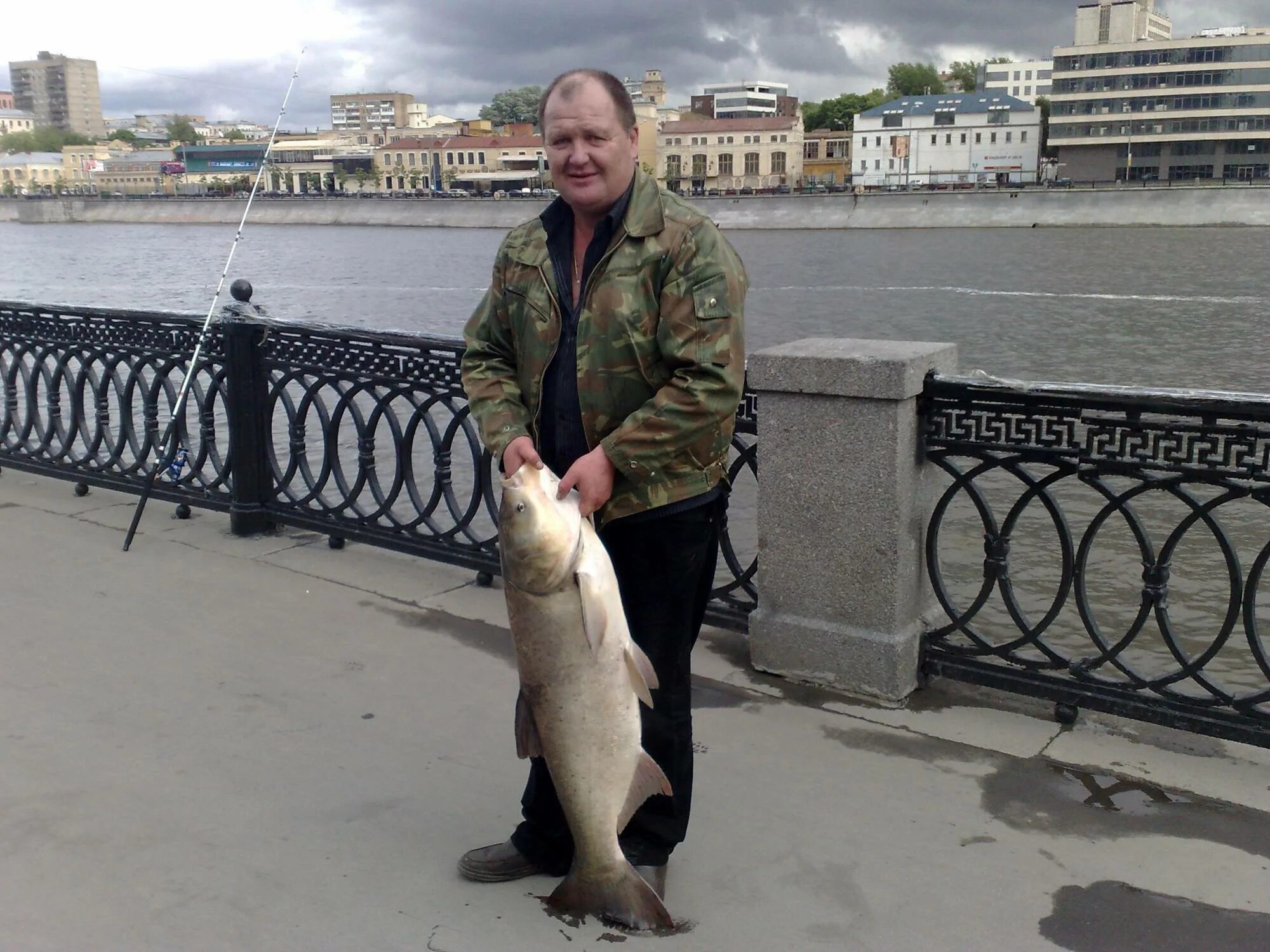 Ловля на неве. Рыбалка в Москве реке в черте города. Рыба в Москве реке. Рыба в Неве. Рыба из Москва реки.