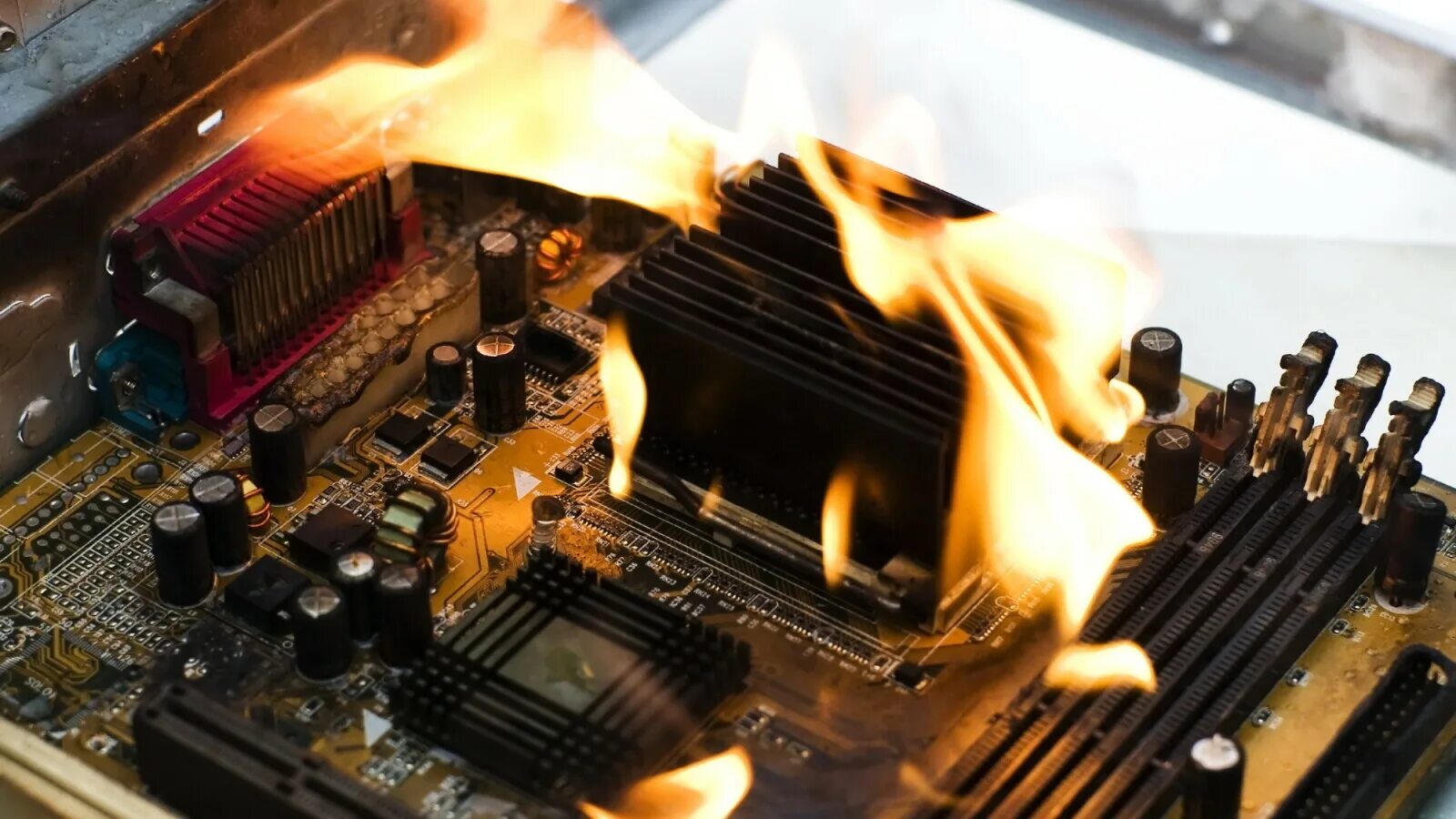 Сгоревший пк. Сгоревший процессор. Горящий компьютер. Сгоревший компьютер. Сгоревшая плата.