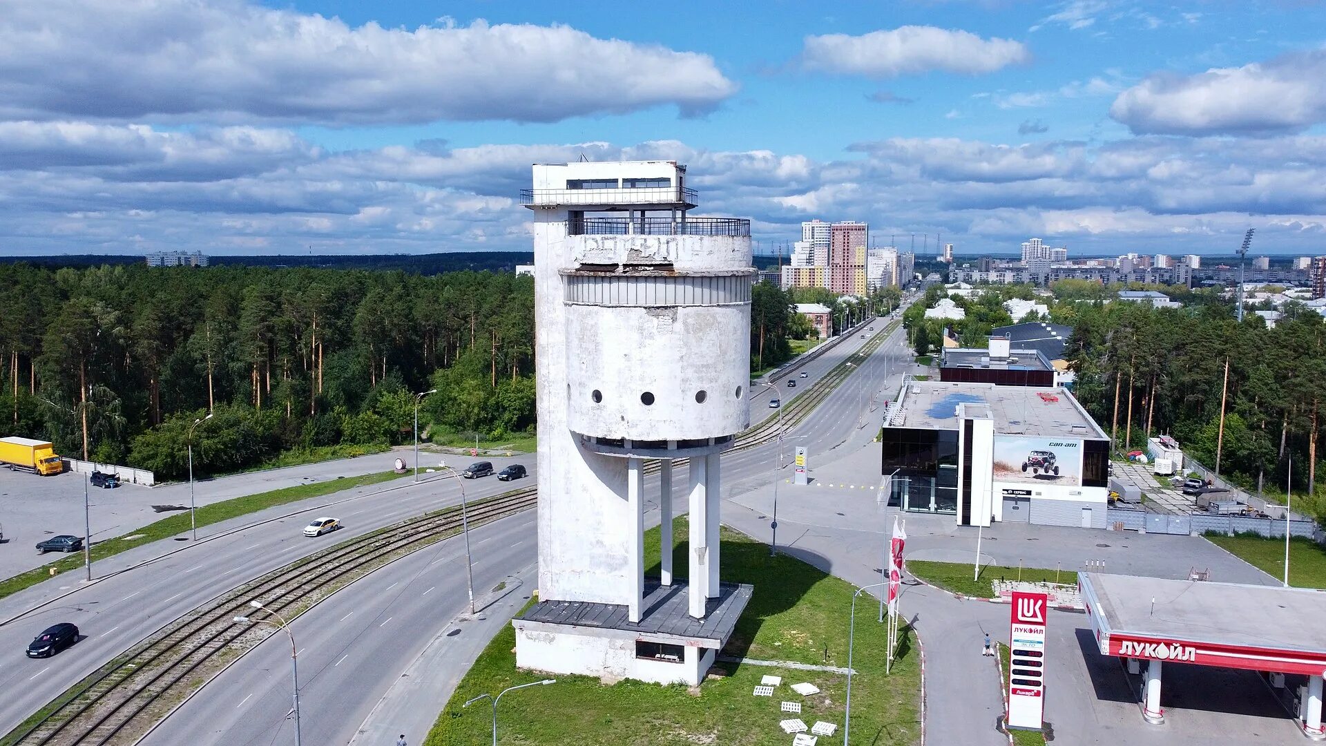 В каком городе находится уралмаш. Белая башня Уралмаш Екатеринбург. Белая водонапорная башня в Екатеринбурге. Водонапорная башня Екатеринбург Уралмаш. Водонапорная башня Екатеринбург конструктивизм.