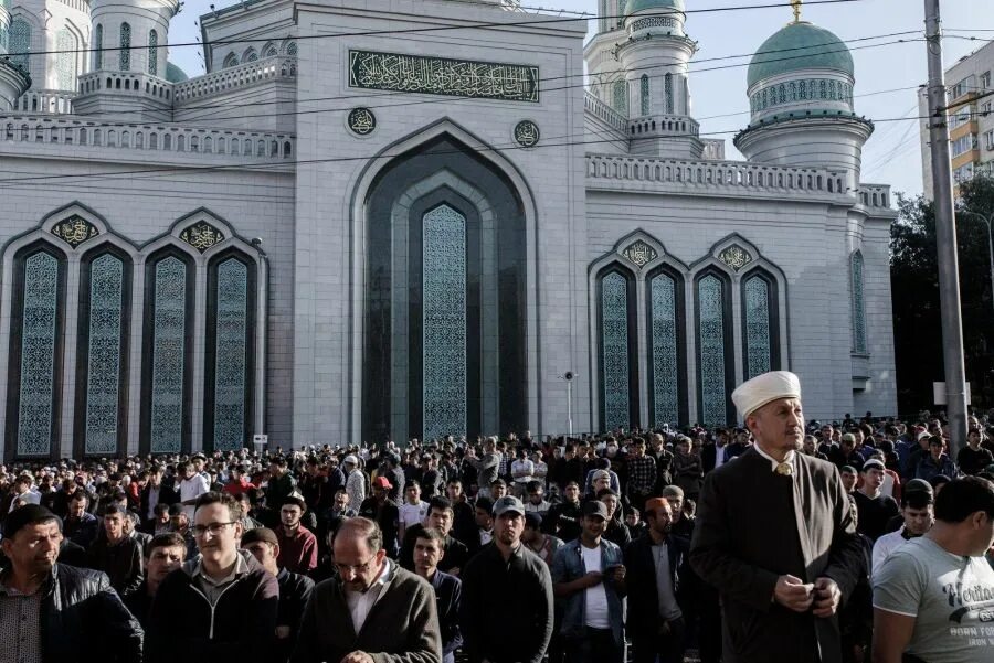 Есть ли пост у мусульман. Рамадан Соборная мечеть Москвы. С Рамаданом мечеть Москва. Московская Соборная мечеть начало Рамадана. Мусульманский праздник Рамадан.