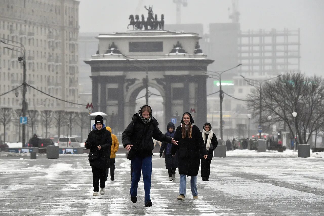 Какой ветер был в москве. Гололед в Москве. Морозы в Москве. Гололедица в Москве. Москва в декабре.