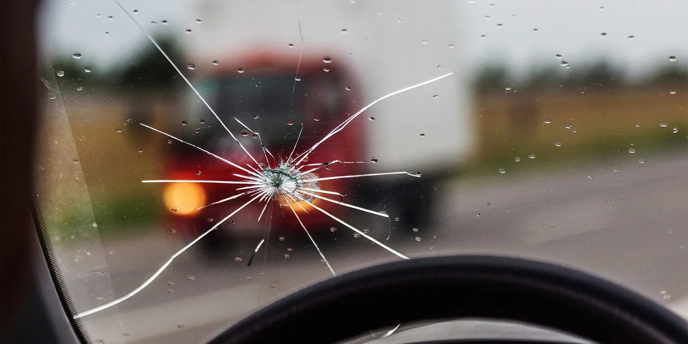 Камень в лобовое стекло. Трещина на лобовом стекле. Разбитое автомобильное стекло. Скол на стекле автомобиля.