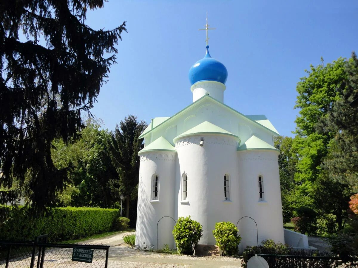 Сен женевьев де буа. Церковь Успения Пресвятой Богородицы в сент-Женевьев-де-Буа. Церковь на кладбище сент-Женевьев-де-Буа. Церковь православная сент Женевьев де Буа. Кладбище сент-Женевьев-де-Буа в Париже.