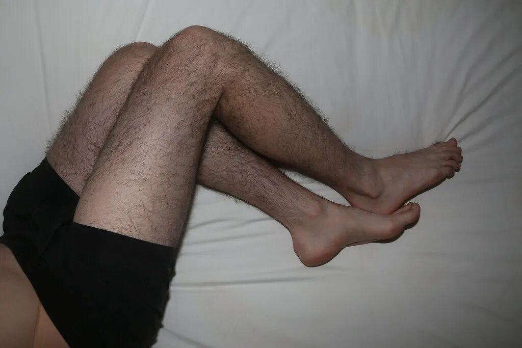 Hairy fetish. Мужские волосатые ноги в чулках. Мужские кривые волосатые. Бородатые ноги.