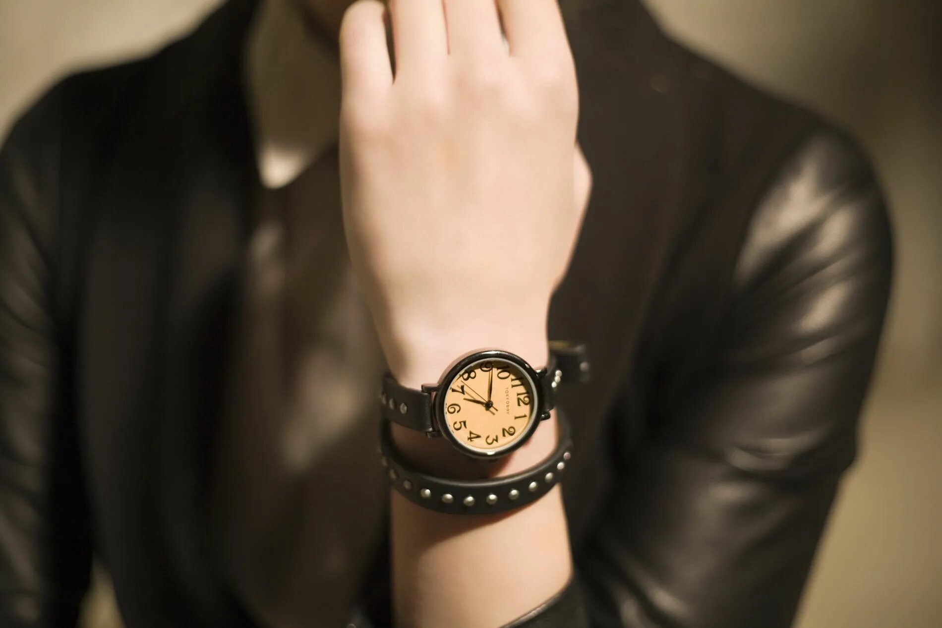 Наручные часы на руке. Стильные наручные часы. Мужские часы на руке. Современные часы на руку.