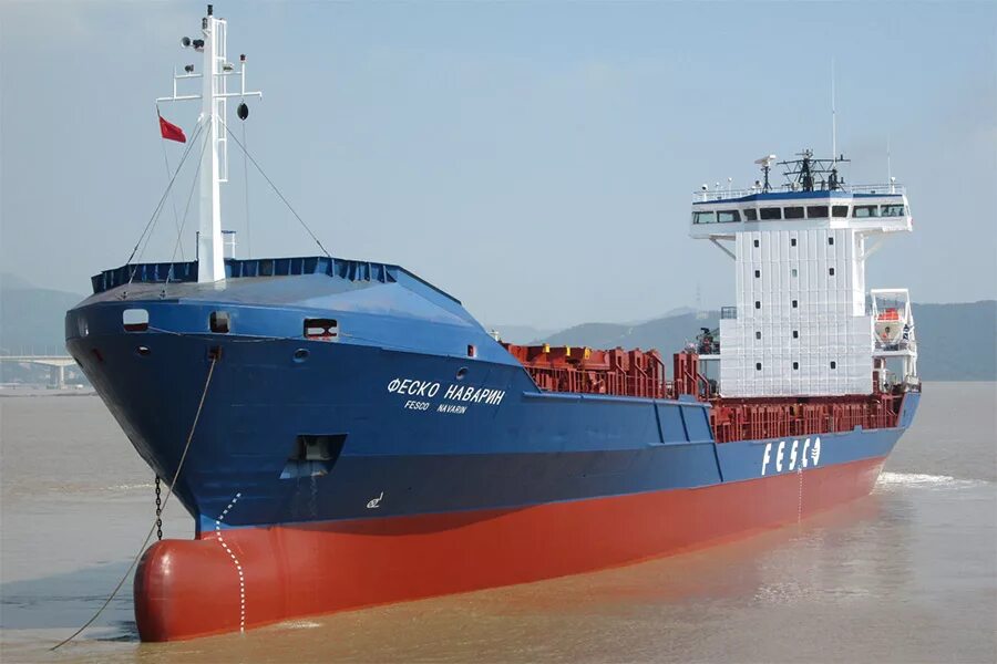 Судно дальзавод владивосток. Буксир аскольд проект. Андрей смирнов краболов. Корабль тонет во владивостоке. Обледенение судна владивосток.