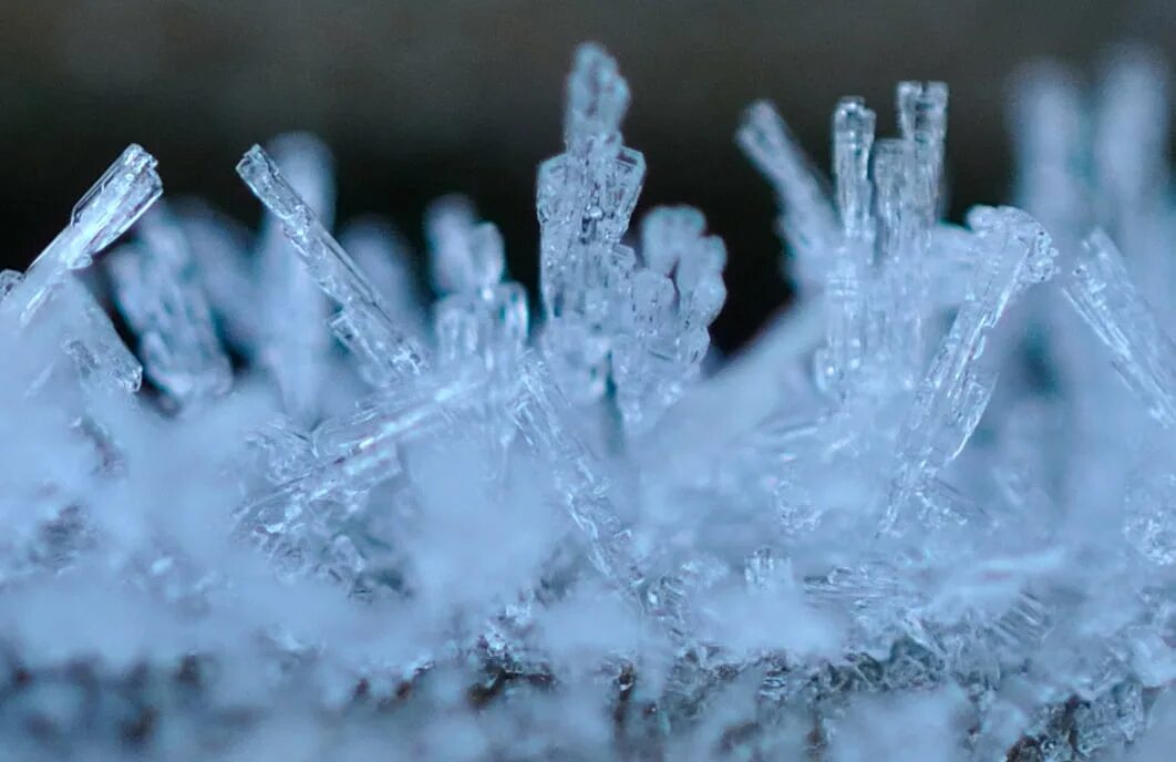 Замерзание воды. Кристаллизация воды. Кристаллизация льда. Кристаллизация кристаллов. Образование кристаллов льда.