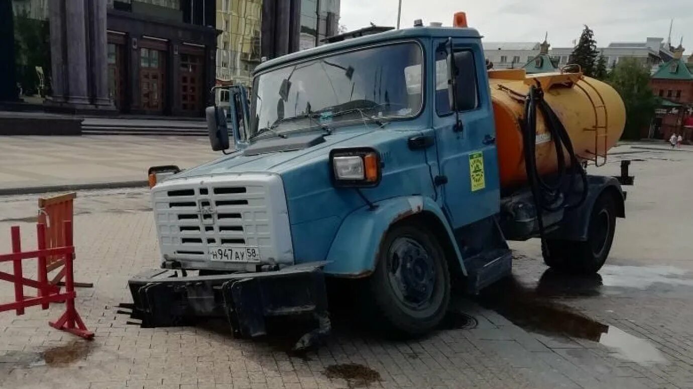 Про водовоза. Коммунальная машина водовоз. Водовозчик. КАМАЗ водовоз старый. Застрял водовоз.