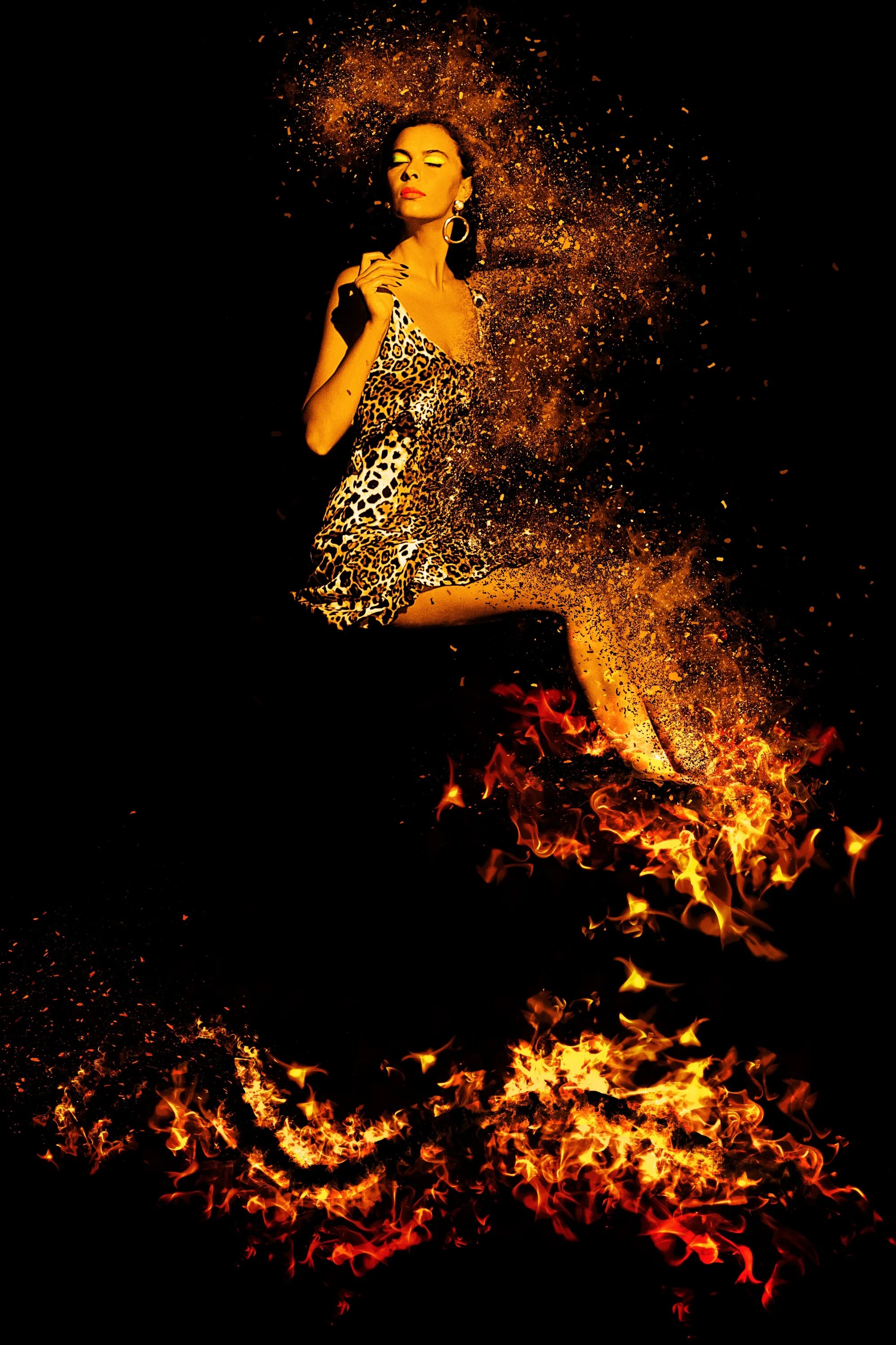 Женщина в огне книга. Женщина огонь. Девушка на фоне огня. Женщина в огненном платье. Огонь, женщина и море.