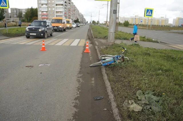 Сбил велосипедиста на пешеходном. Велосипедиста сбивают на зебре. Сбили на пешеходном переходе на Урале Краснотурьинск. Сбили велосипедиста сегодня в Хабаровске. Сбили велосипедиста на пешеходном переходе сегодня Екатеринбург.