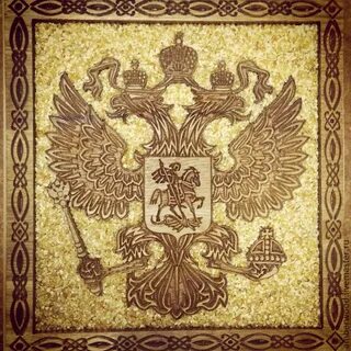 Где расположено панно с фамильным гербом франца