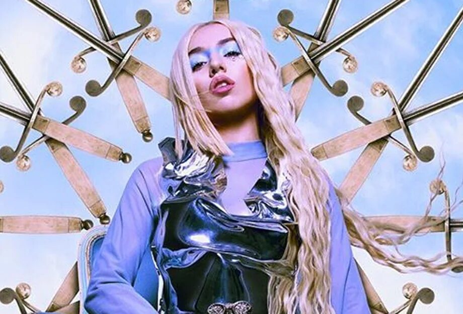 Включи песню королева. Эйва Макс Kings Queens. Ava Max - Kings & Queens (2020). Ava Max Queen. Эйва Макс короли и королевы.