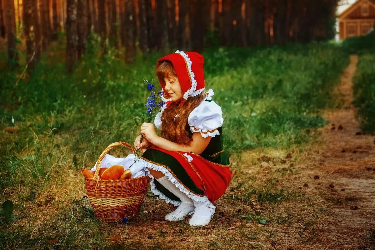 Красная шапочка в гости. Красная шапочка. красная шапочка красной шапочки. красная шапочка с пирожками. фотосессия красная шапочка детская.