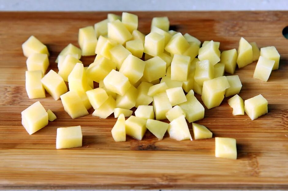Картофель нарезанный кубиками. Порезать картошку кубиками. Мелко нарезанная картошка. Картофель порезать кубиками.