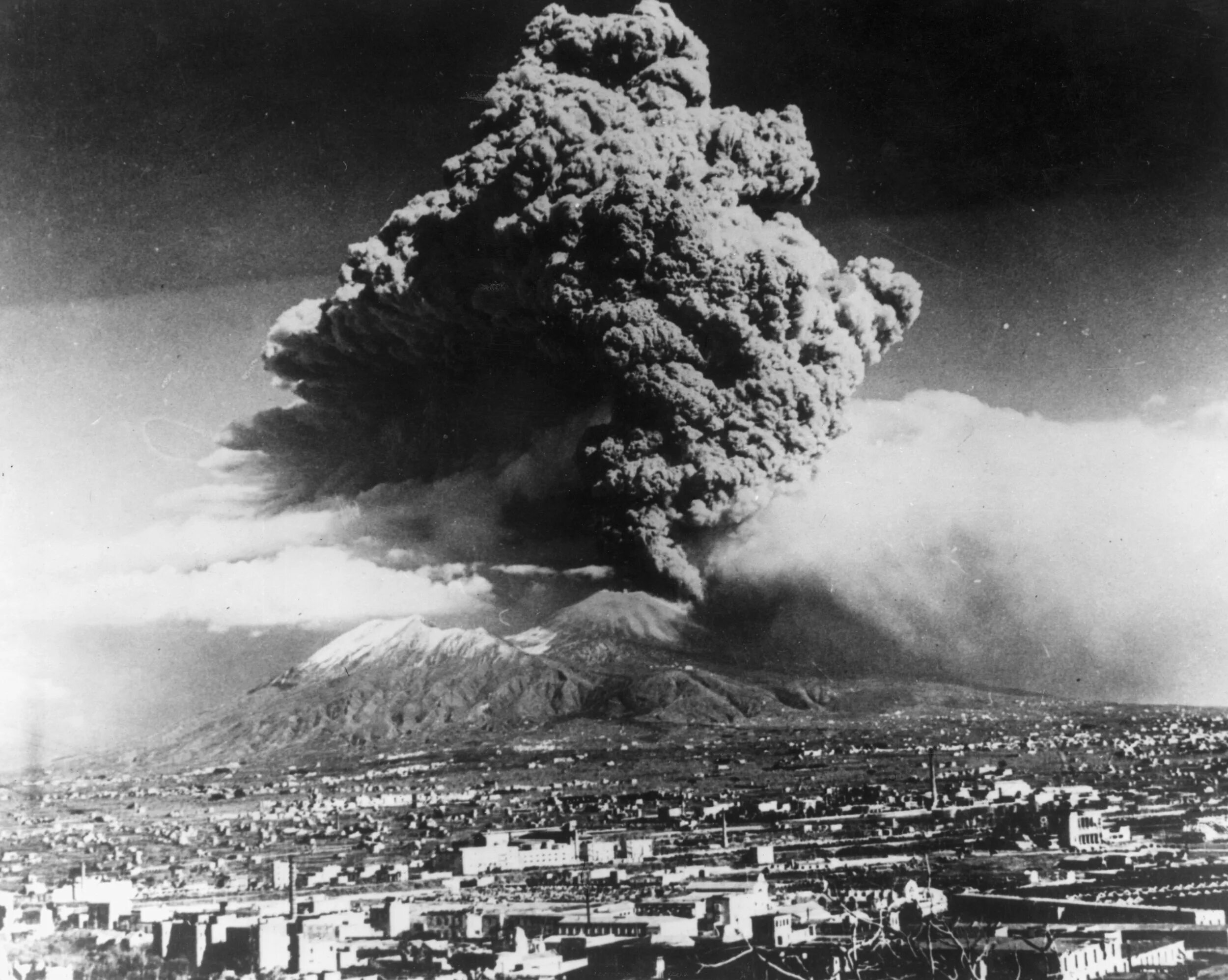 Извержение Везувия 1944. Извержение вулкана Везувий. Извержение Везувия в 1944 году. Извергающийся вулкан Везувий. Извержение вулкана уничтожило город
