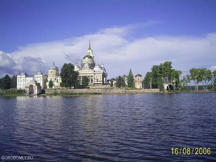 Озеро Селигер остров Городомля. Нило Столобенский монастырь. Городомля остров на озере.