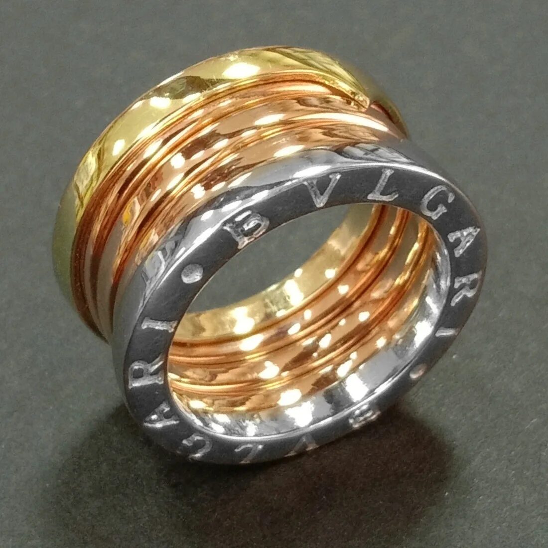 Золотое кольцо булгари. Кольцо Bvlgari 1515847. Кольцо Колизей булгари. Кольцо булгари пружина.