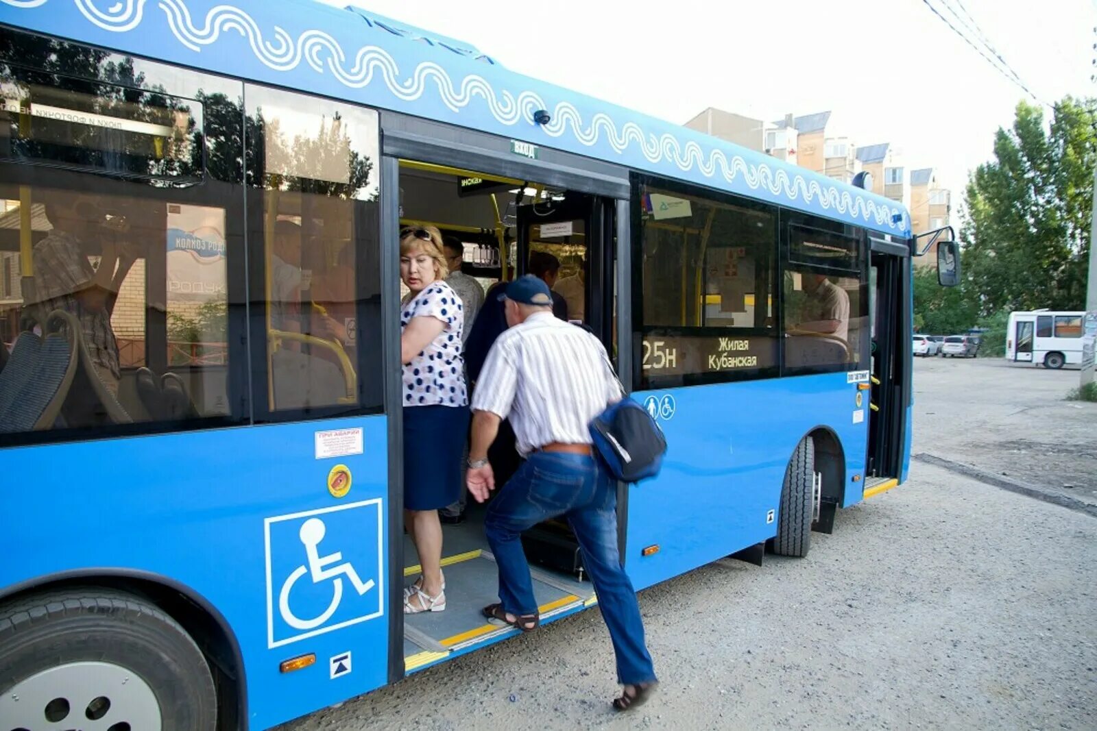 Автобусы астрахань в реальном времени. Автобусы ЛИАЗ В Астрахань. Синий автобус. Голубой автобус. Синие автобусы Астрахань.