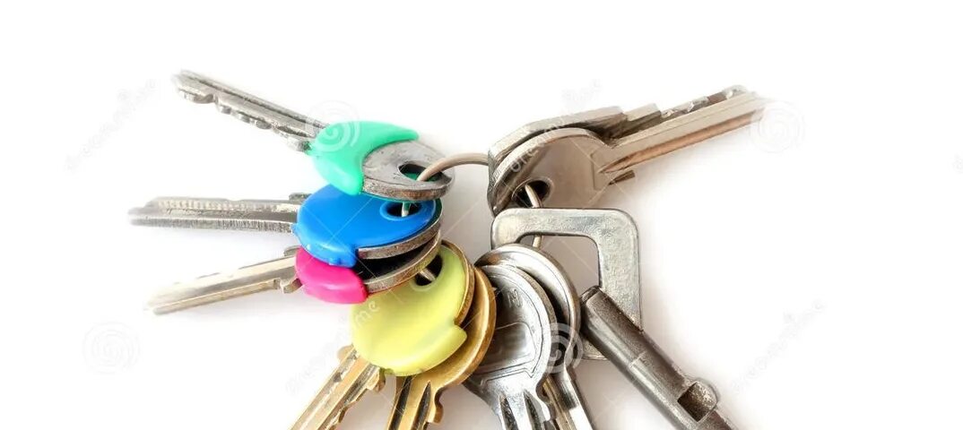 Ключи от квартиры связка. Связка ключей в руке. Связка ключей ваз 2107. Nite ize для ключей. Кольцо мощное на ключи.