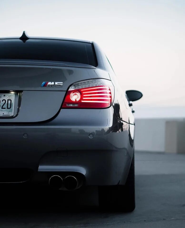 Ехали машины. Bmw x6 activehybrid. На заднем бмв. Пейзаж с машиной. Bmw 535i f10.