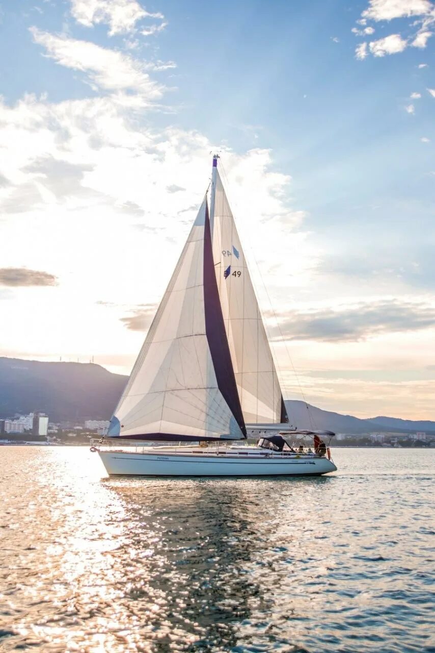 Victoria yacht club gelendzhik. Прогулка на катере. Яхта парусная гретта. Яхта парусная гретта. Яхта в геленджике.