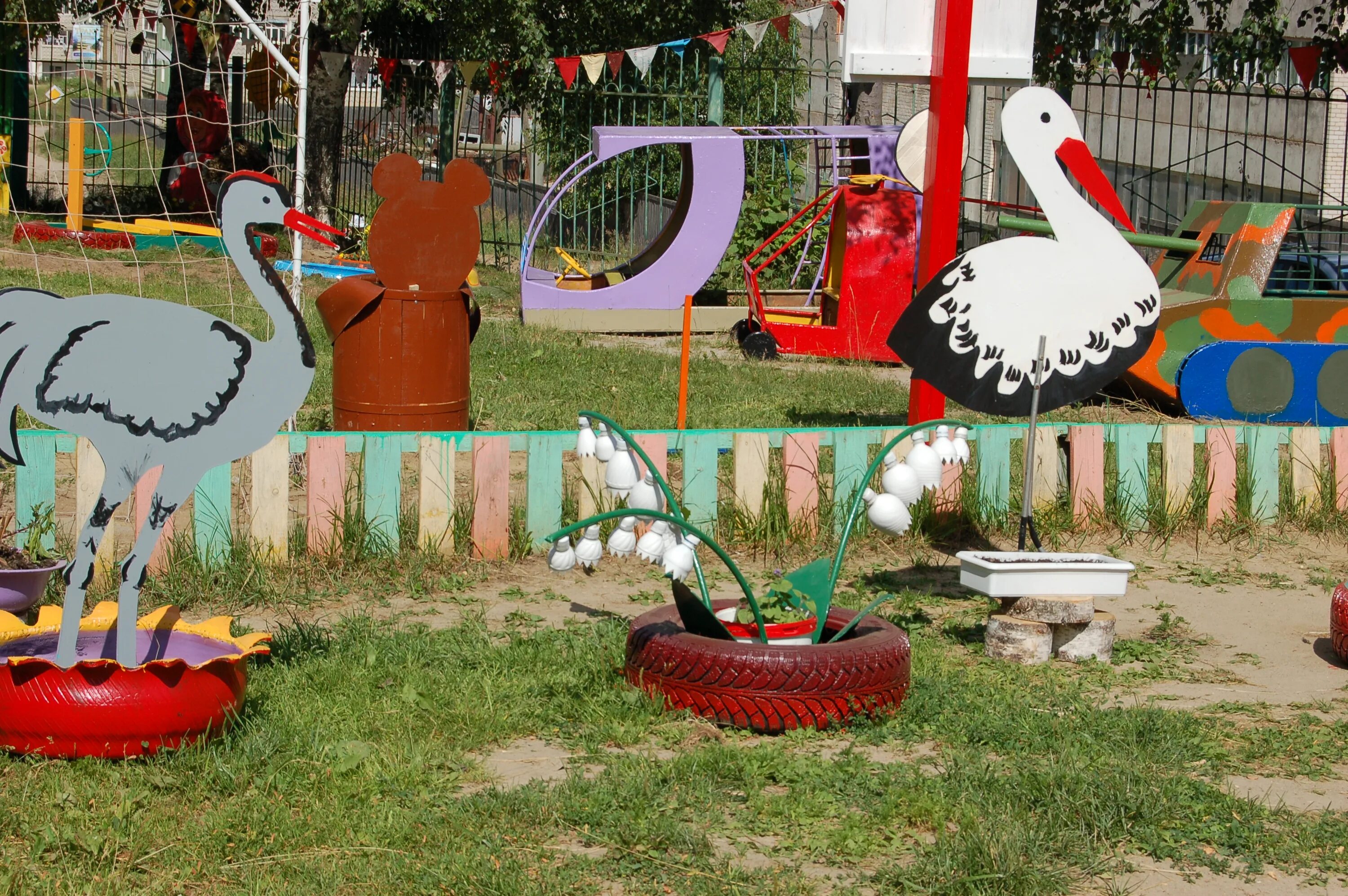 украсить детскую площадку в садике. украсить детскую площадку. украшение участков в детском саду. украсить детскую площадку. украшение детской площадки в детском саду.