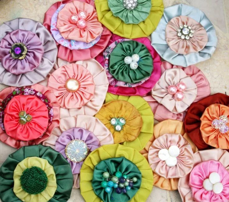 Техники цветов из ткани. Лоскутная техника йо-йо. Техника йо-йо в Лоскутном шитье. Йо-йо техника рукоделия цветы. Цветочки из ткани.