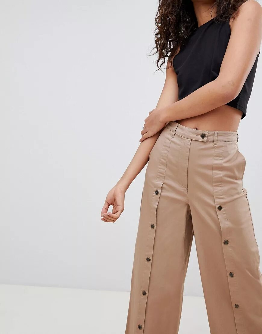 брюки с пуговицами по бокам женские. спортивные штаны на пуговицах. штаны с пуговицами. штаны на пуговицах. брюки женские на пуговицах.