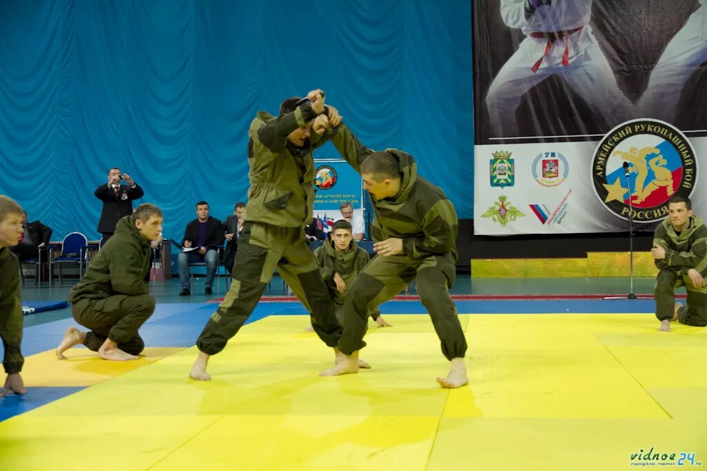 Рукопашный бой показательные выступления. Спецназ тренировочная форма. Чемпионат мира по рукопашному бою. Армейская рукопашка. Спецназ в бою.