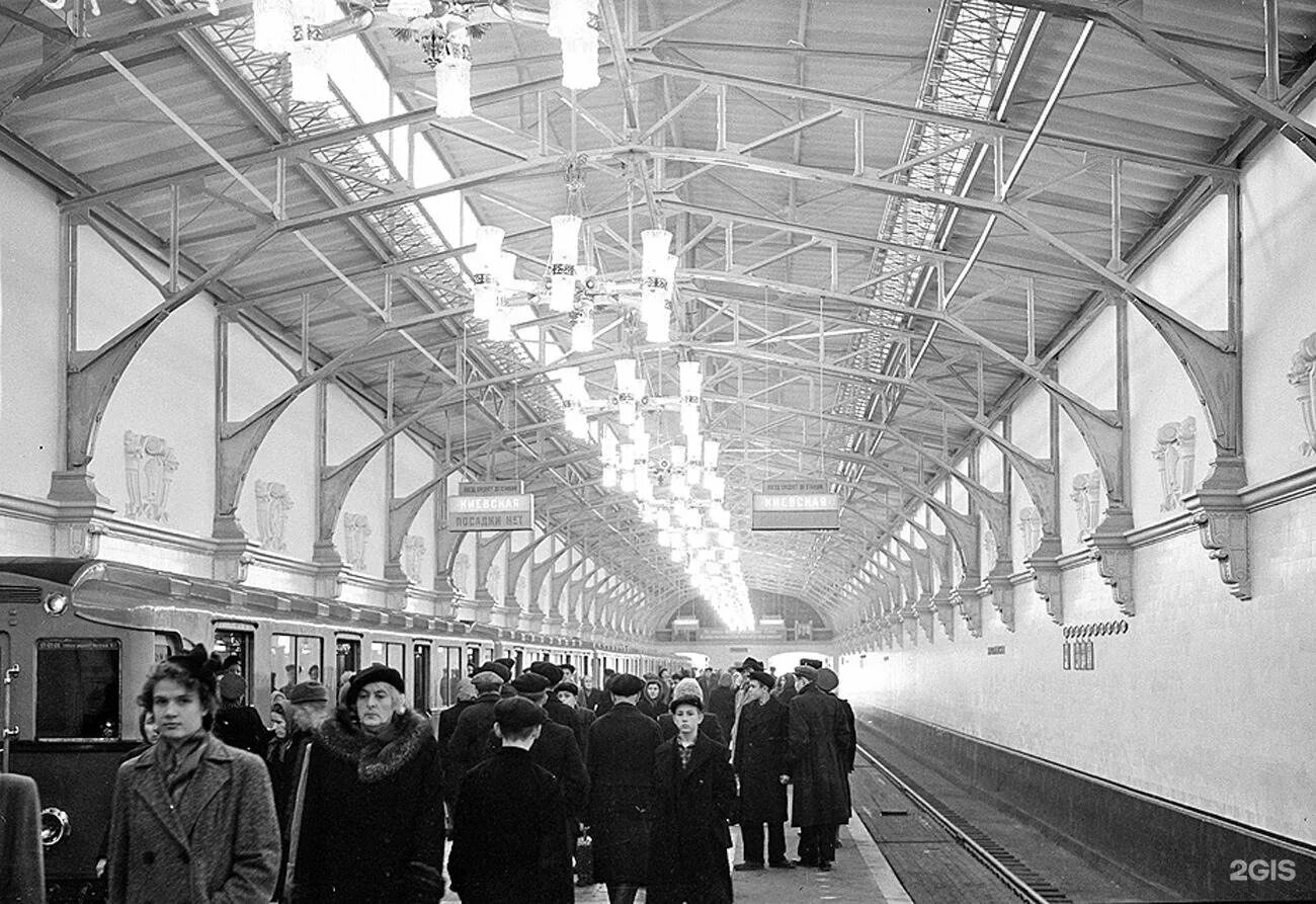 Станция метро первомайская сороконожка. Станция метро щелковская. Станция первомайская москва. Первомайская (станция метро, москва). Первомайская (станция метро, москва).