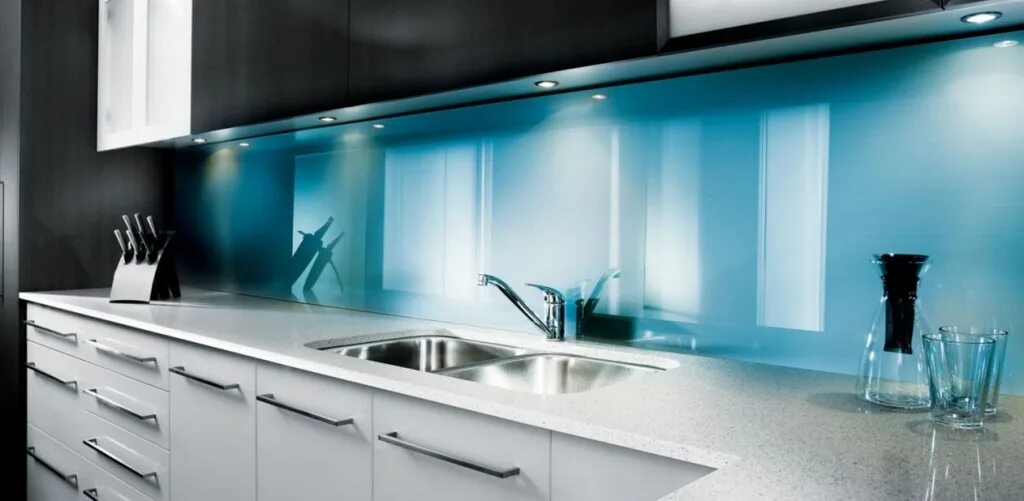 Стеклянный кухонный фартук. Стеклянный фартук. Кухонный фартук из каленого стекла. Фартук из каленого стекла для кухни. Фартук из каленого стекла для кухни.