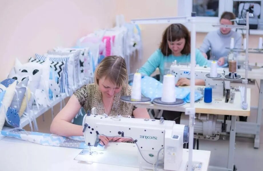 Швейный цех. Фабрика по пошиву одежды. Фабрика пошива одежды. Цех по пошиву. Швейные детские фабрика