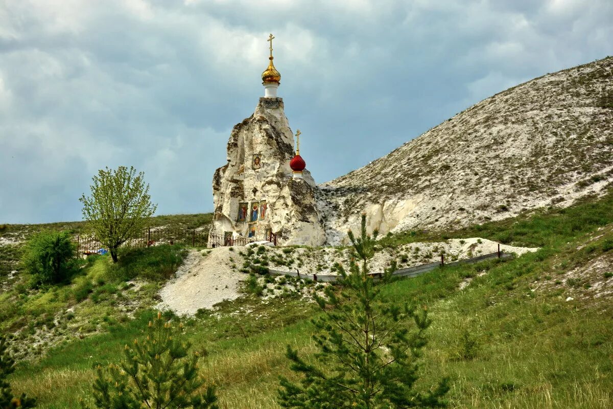 Костомарово монастырь сайт. Костомаровский Спасский монастырь. Костомаровский Спасский монастырь храм. Спасский Костомаровский женский монастырь в с. Костомарово. Пещерный храм Костомаровский Спасский монастырь Воронежской области.