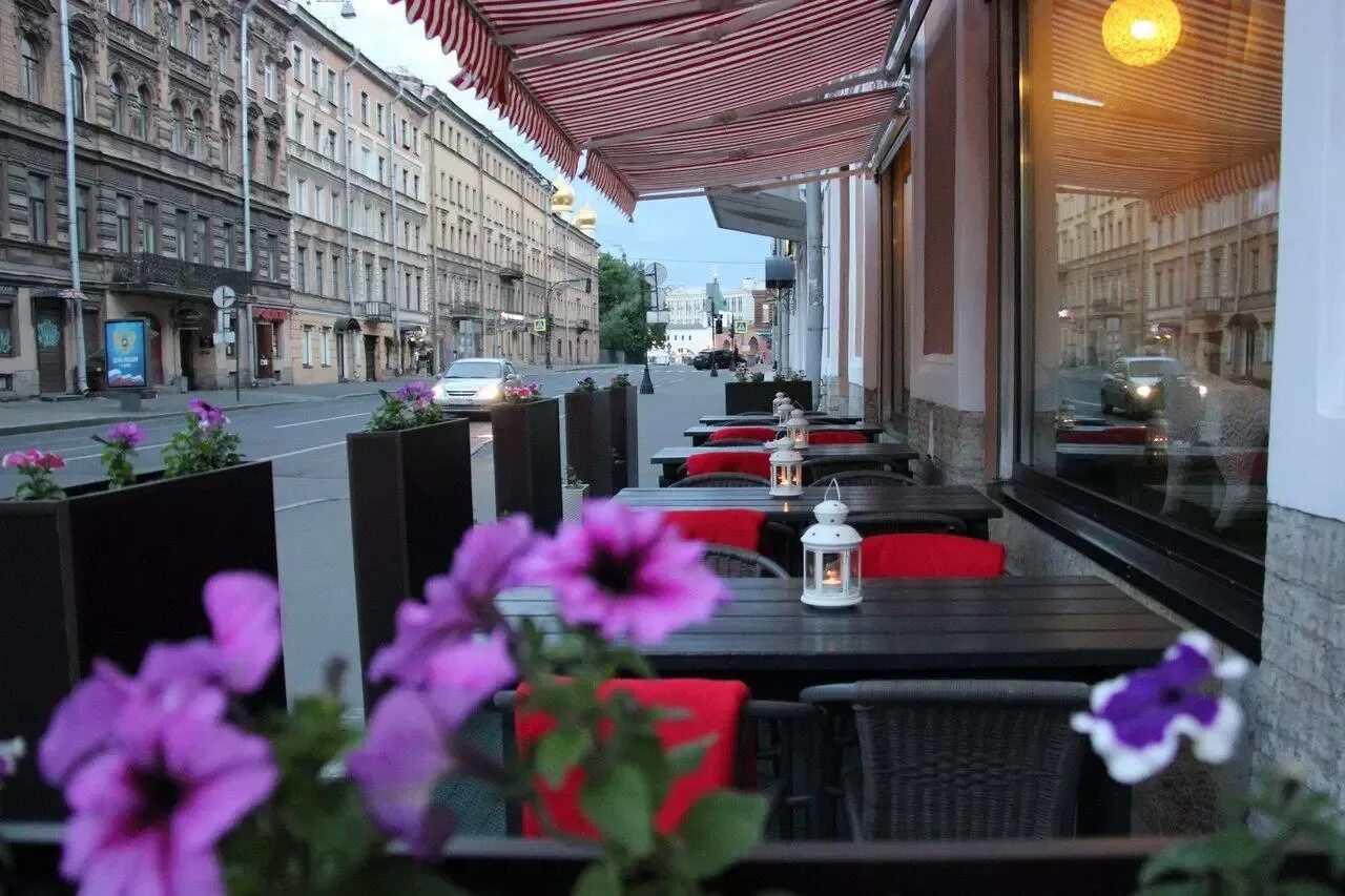 Где поесть в санкт петербурге на невском. Ресторан добрый грузин на Невском СПБ. Кафе на Невском проспекте Санкт-Петербург.
