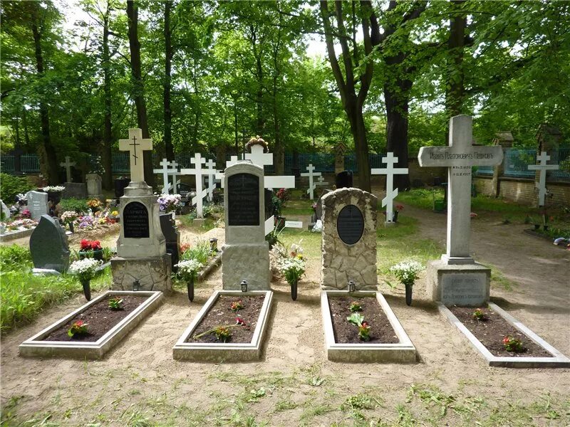 Православная могила. Христианская могила. Протестантское кладбище. Обед после кладбища