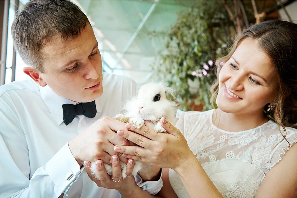 Церемония веселые люди. Невеста сша. Плакат жених и невеста. Самчук и свадебное платье свадебное. Вопросы жениху на выкупе невесты прикольные.