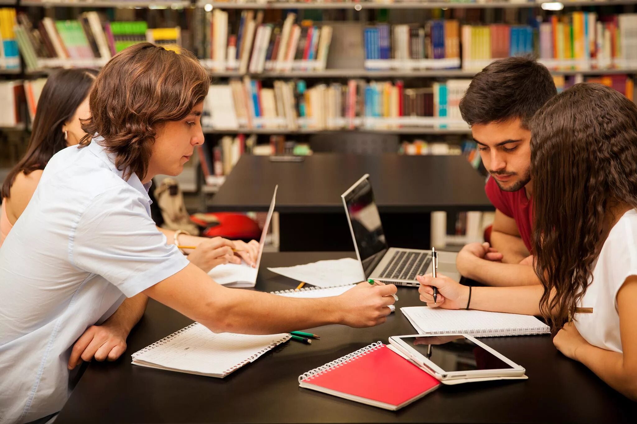 Prepare for college. Студенты в библиотеке. Учеба в библиотеке. Люди в библиотеке. Компьютеры в библиотеке.