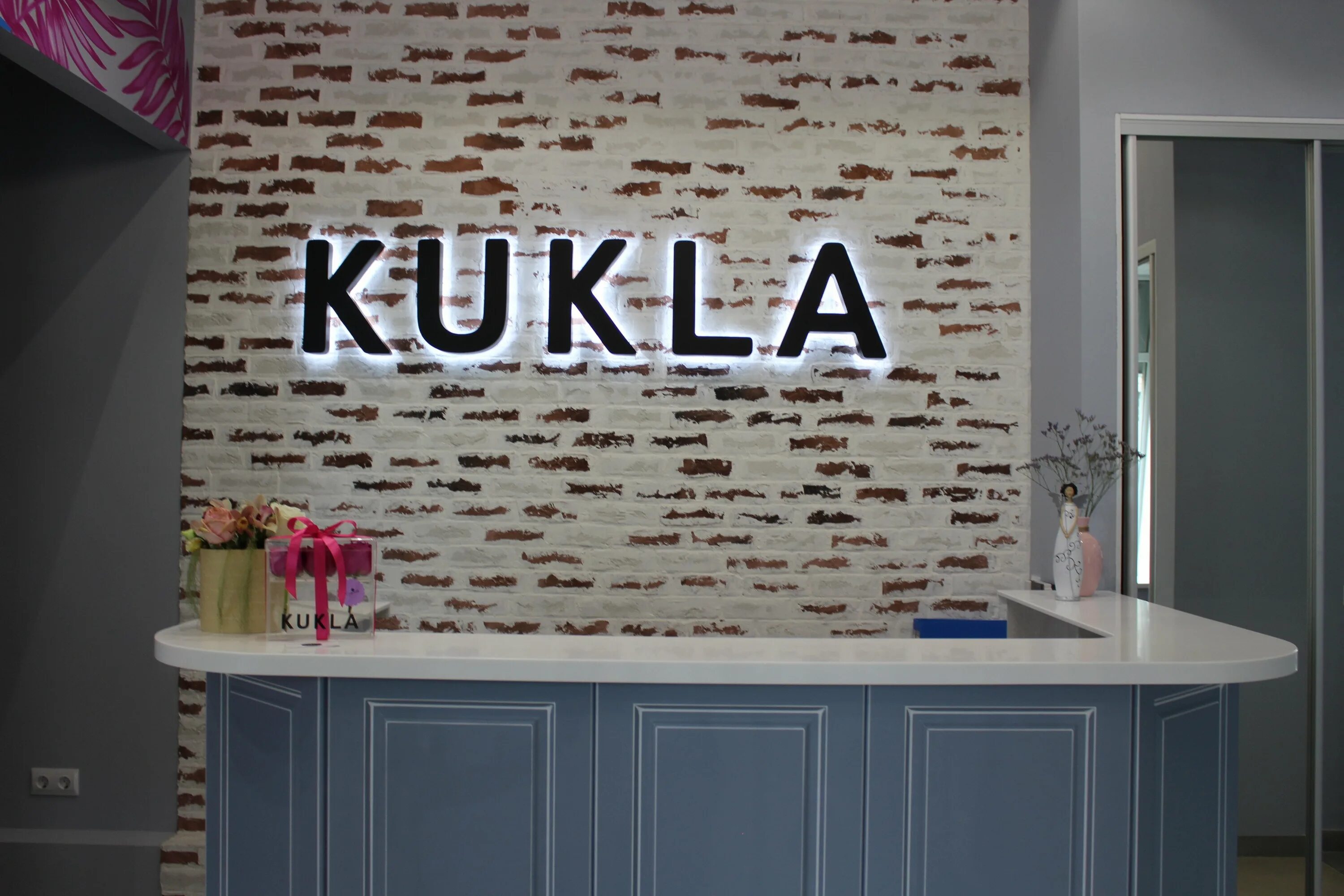 Вывески внутри помещения. Контражурная вывеска. вывеска внутри помещения. декоративные вывески для интерьера. световая вывеска в помещении.