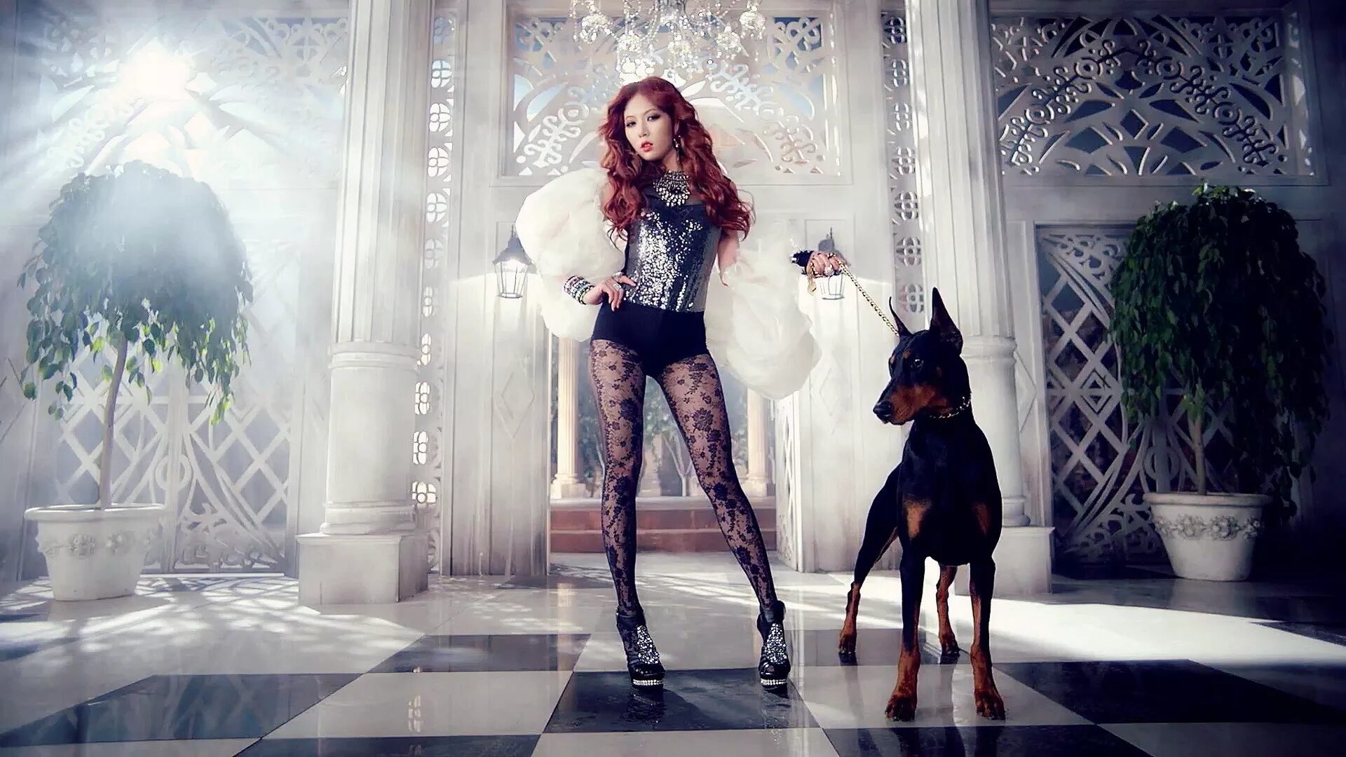 Карева маргарита фотограф лошади. Пожилая. Собака в замке с девушкой. Девушка с собакой. Красивая девушка с собакой.