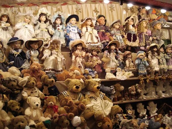 Много игрушек кукол. Коллекция кукол. Много кукол. Витрина для кукол. Старинный магазин игрушек.