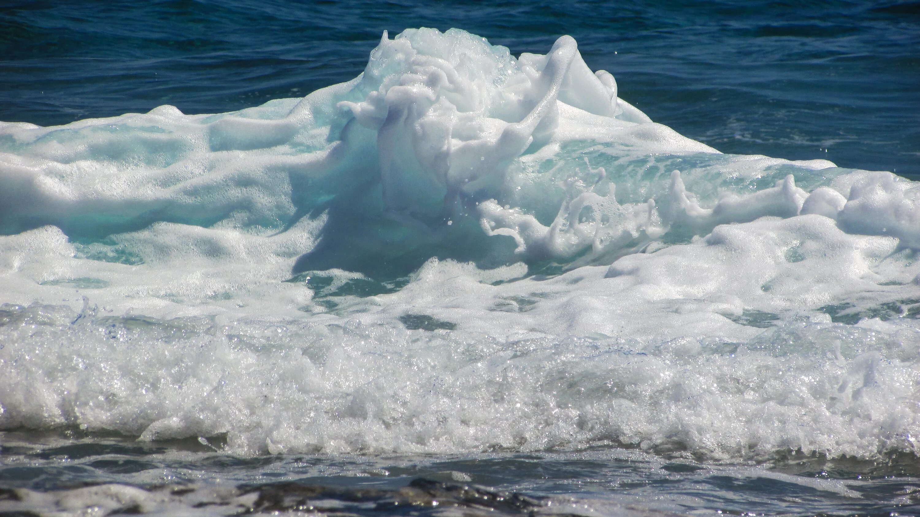 Пенящийся. Морская пена. Волны на воде. Цвет морской пены. Белая волна.
