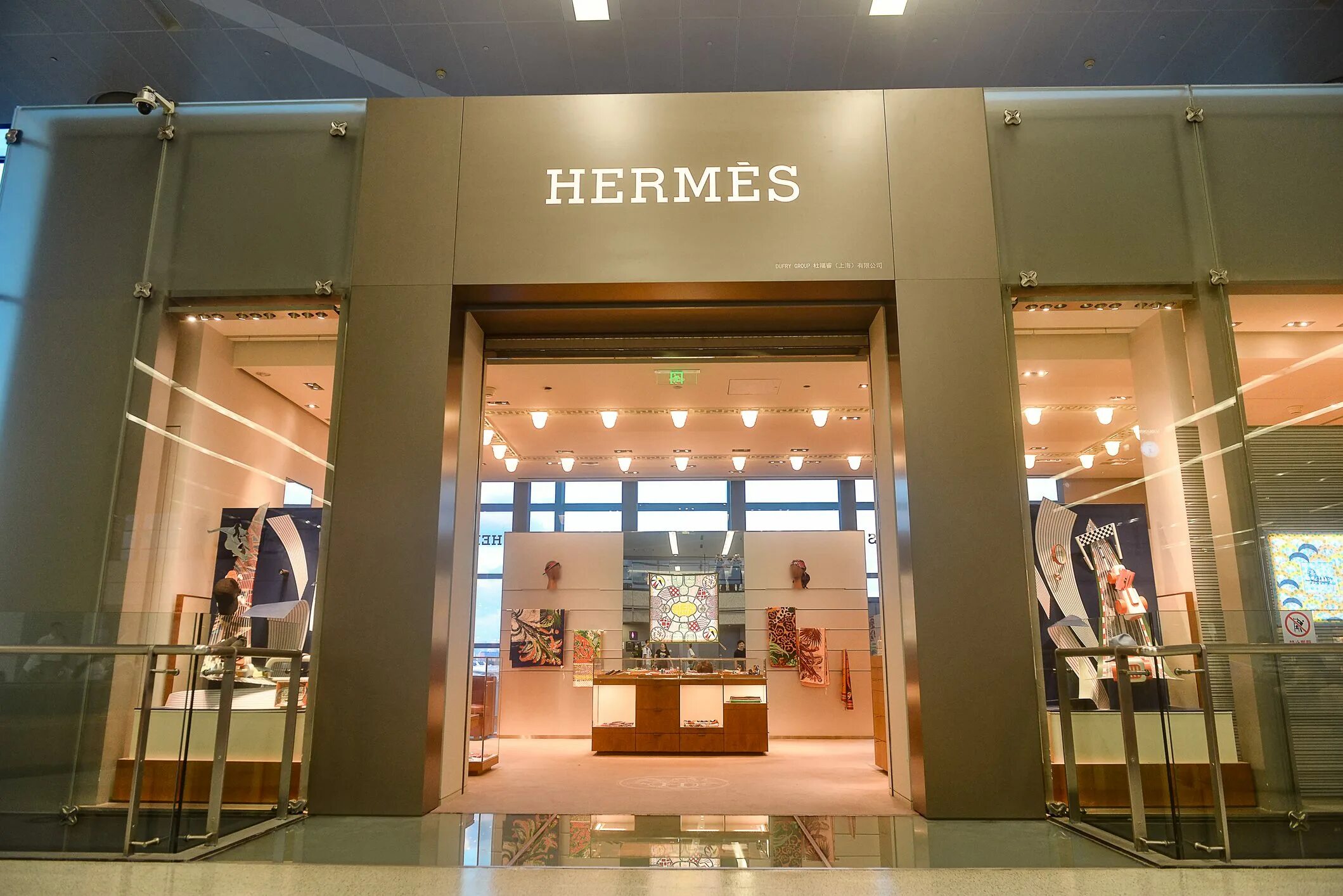 Гермес товар. Hermes товары. Гермес магазин. Магазины Hermes в Италии Флоренция. Магазин Гермес часы работы.