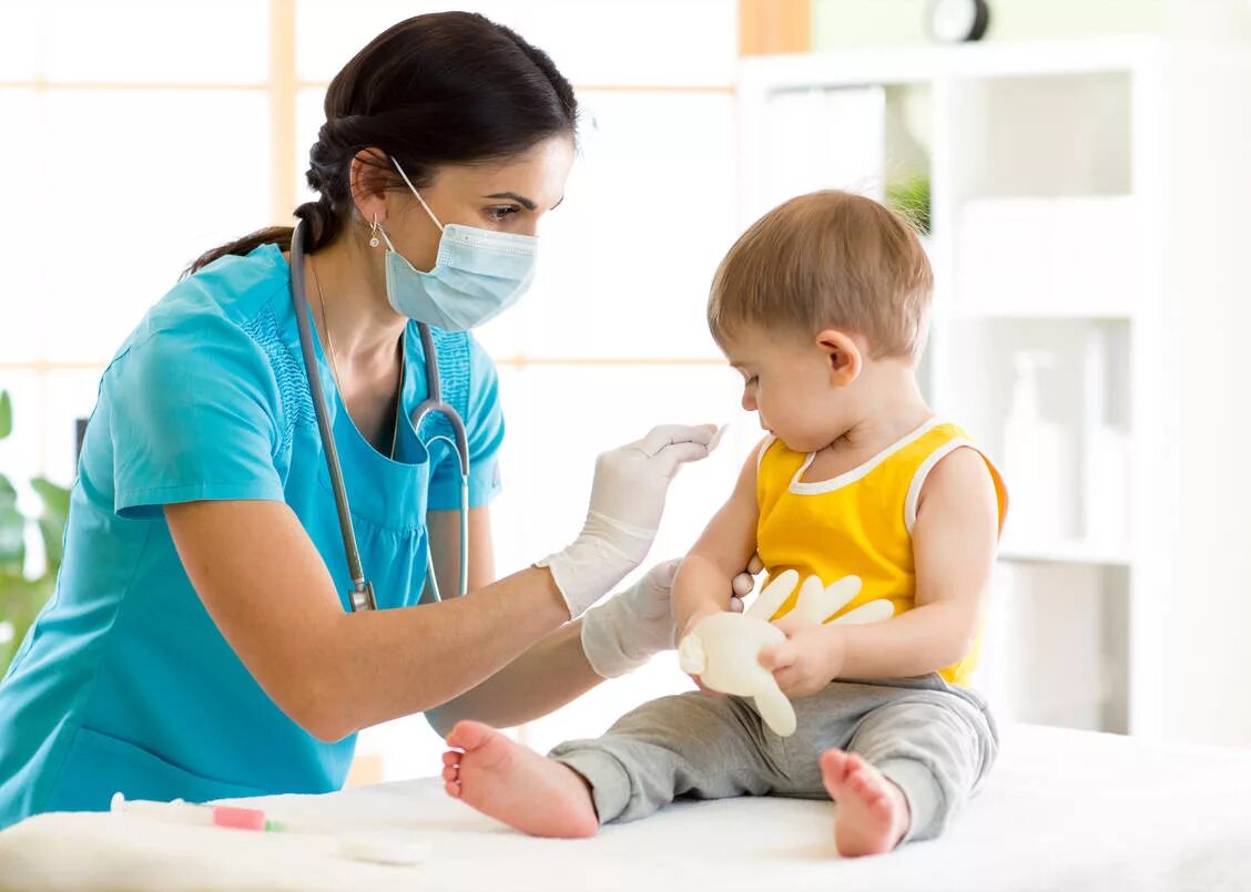 Вакцинация детей. Прививка детям. Иммунизация детей. Медсестра и ребенок.