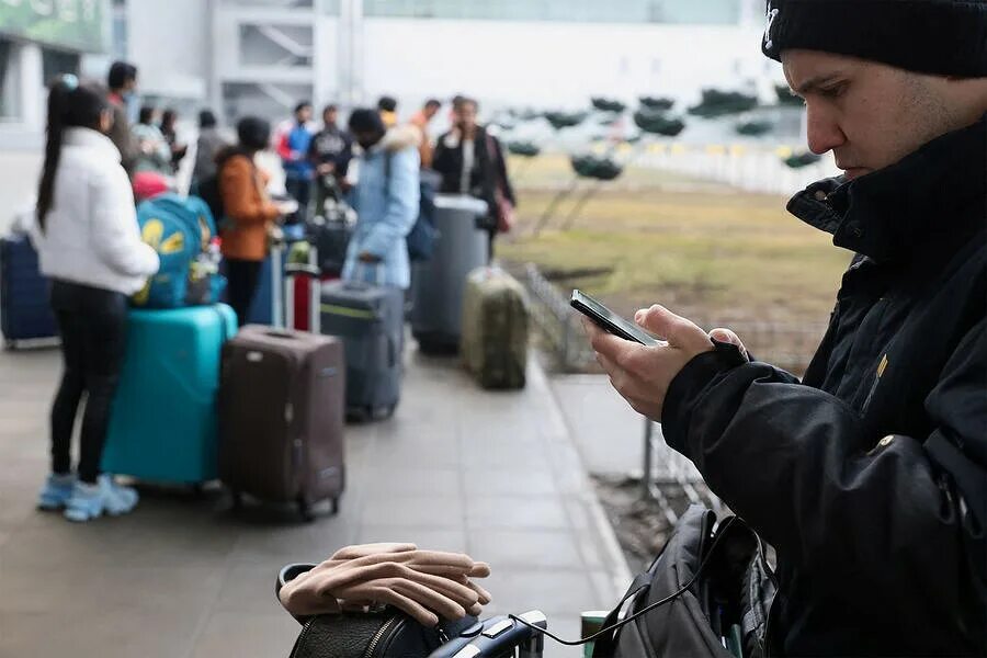 Туристы в аэропорту. Беженцы с Украины. Люди уезжают из Киева. Люди в аэропорту.